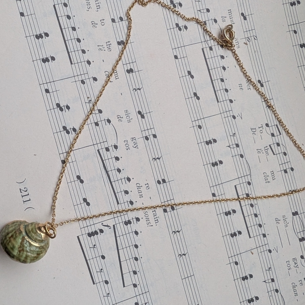 Vintage Gold and Green Shell Pendant Necklace - Picture 14 of 16